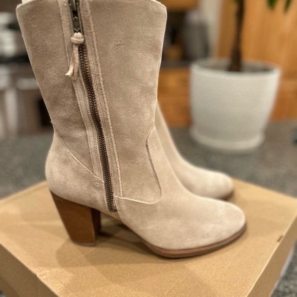 UGG LYNDA NATURAL BOOTS - Picture 2 of 10